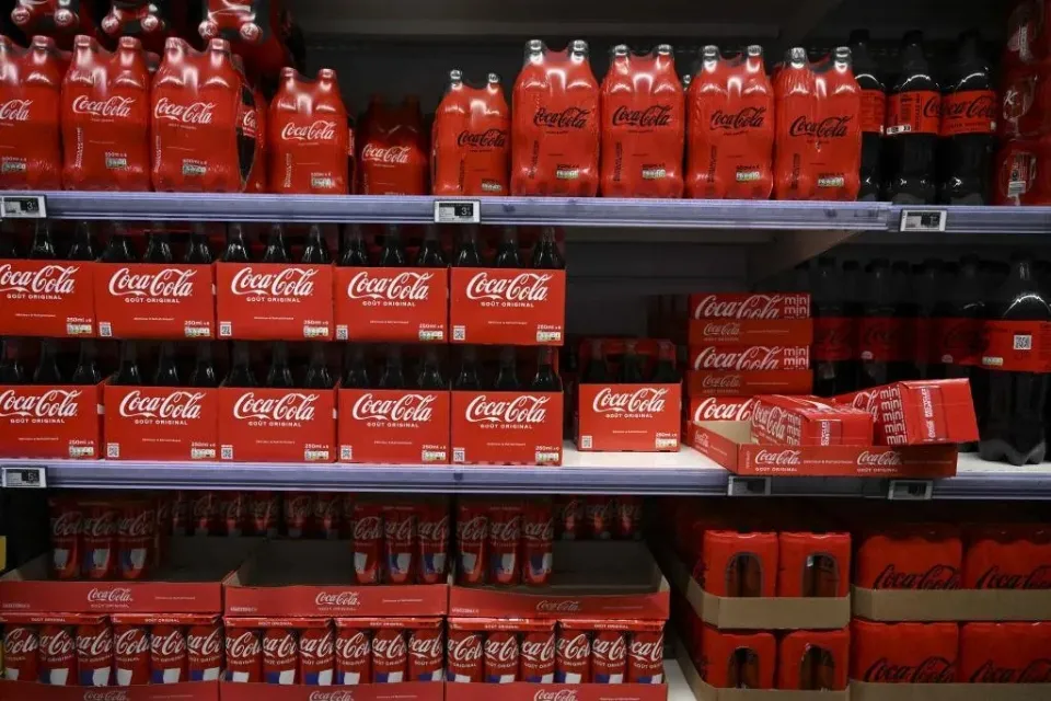Botellas de Coca Cola en un anaquel - Coca-Cola - Foto: El Mundo 