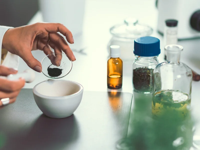 frascos-de-productos-homeopaticos-con-estetoscopio-en-fondo-medico