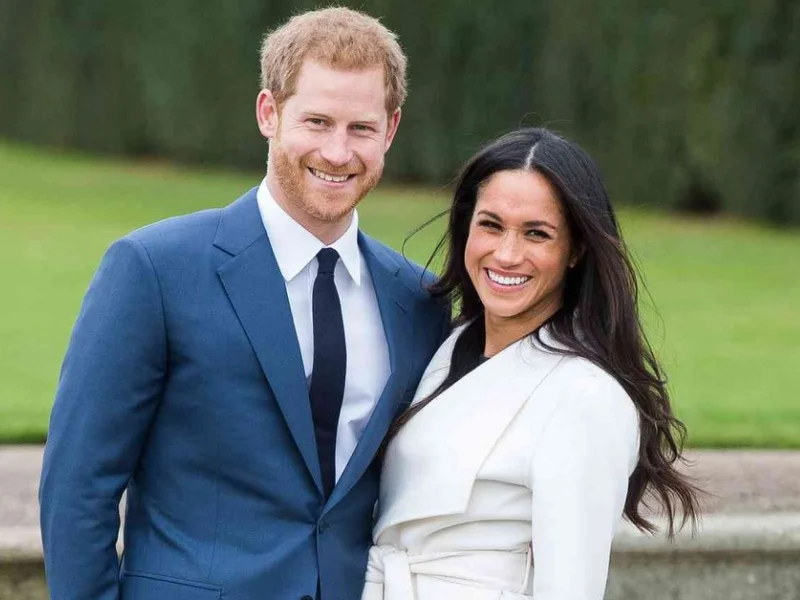 El príncipe Enrique y Meghan Markle durante un acto oficial en el Reino Unido|Foto: People en Español