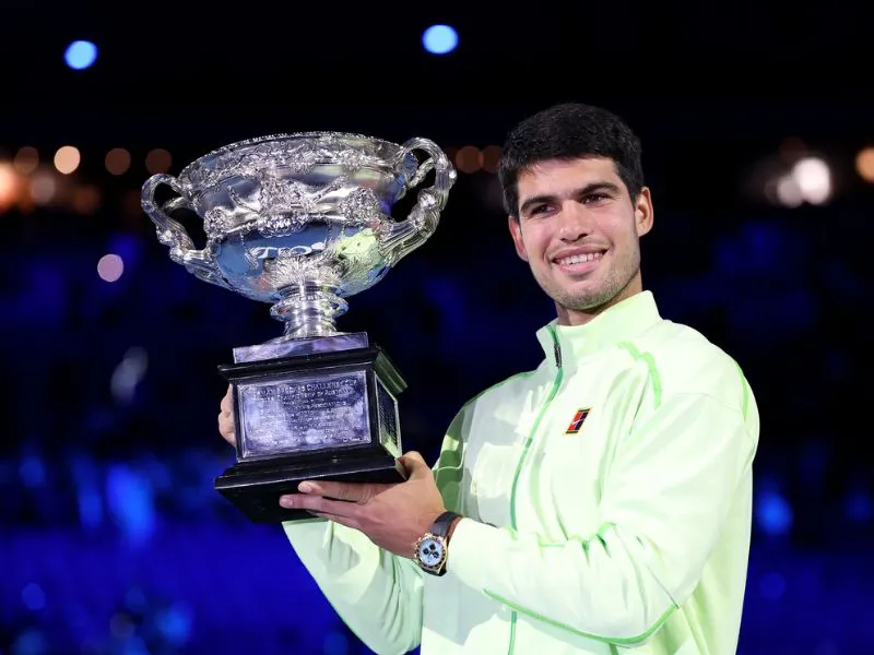 Carlos Alcaraz / Foto Getty Images  El campeón levanta el trofeo del Open de Australia 2026 tras vencer a Novak Djokovic en la final de Melbourne