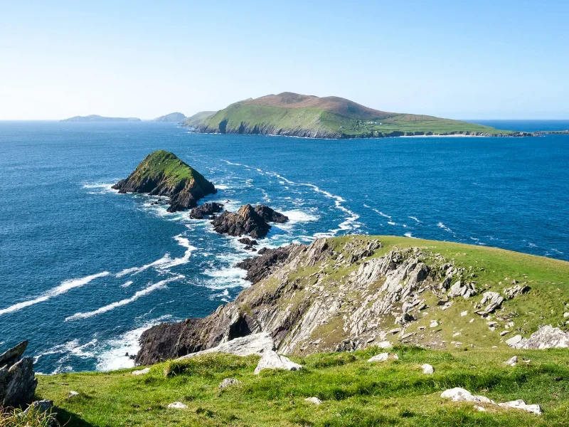 Paisaje verde y acantilados de la isla de Great Blasket en el condado de Kerry, Irlanda
