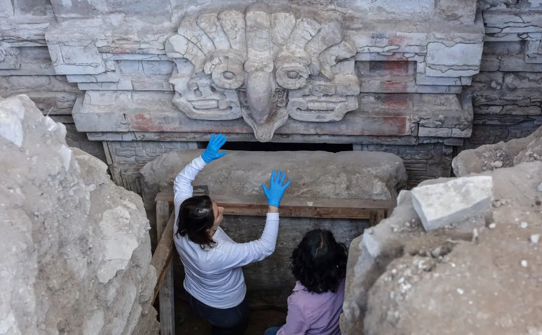 Entrada de la "Tumba 10 de Huitzo" decorada con un búho labrado en piedra | Foto: INAH Arqueólogos descubren en Oaxaca la "Tumba 10", el hallazgo más relevante de la década en México: una cripta zapoteca del año 600 d.C. con extraordinaria pintura mural y esculturas que revelan rituales, cosmovisión y organización social de esta cultura prehispánica.