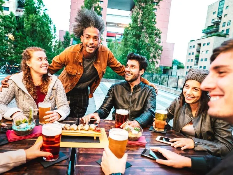 Ocio y entretenimiento| Jóvenes españoles disfrutando del tardeo en terrazas y bares, mientras el ocio digital gana protagonismo en los hogares.