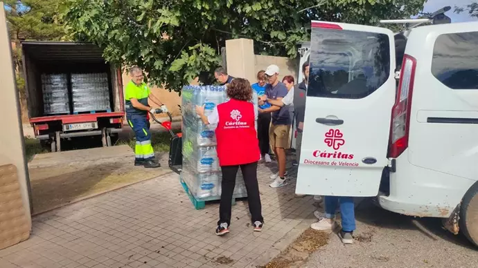 Enrtrega de agua por parte de Cáritas Valencia. - CÁRITAS VALENCIA - Europa Press 
