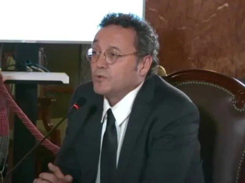 supremo-condena-fiscal-general-garcia-ortiz-ayuso|Foto: OK Diario  El Supremo condena al fiscal general del Estado, Álvaro García Ortiz, a dos años de inhabilitación por filtrar un correo contra el empresario Alberto González Amador
