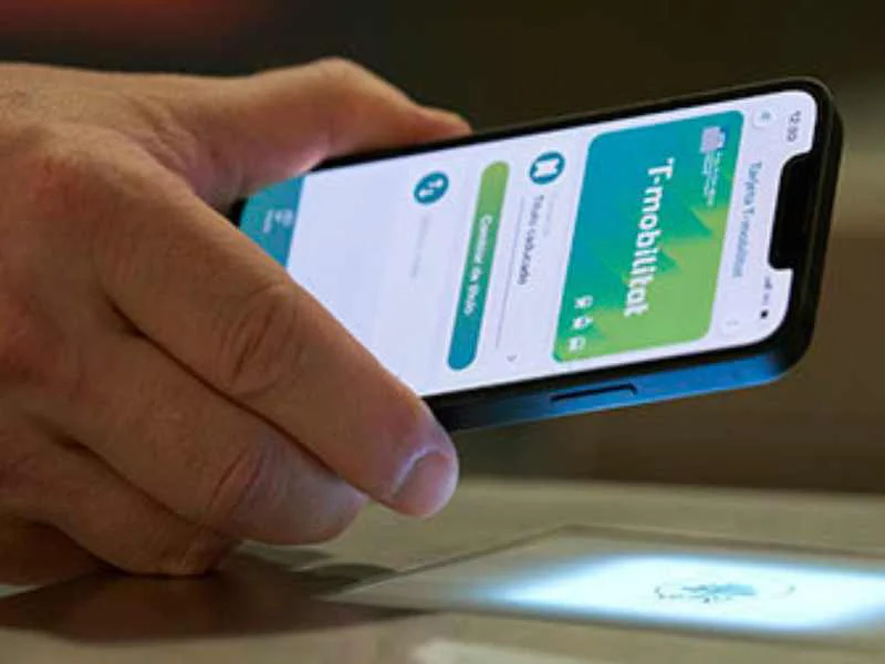 Pasajero validando su título de transporte digital con T-mobilitat en el metro|Foto: TMB