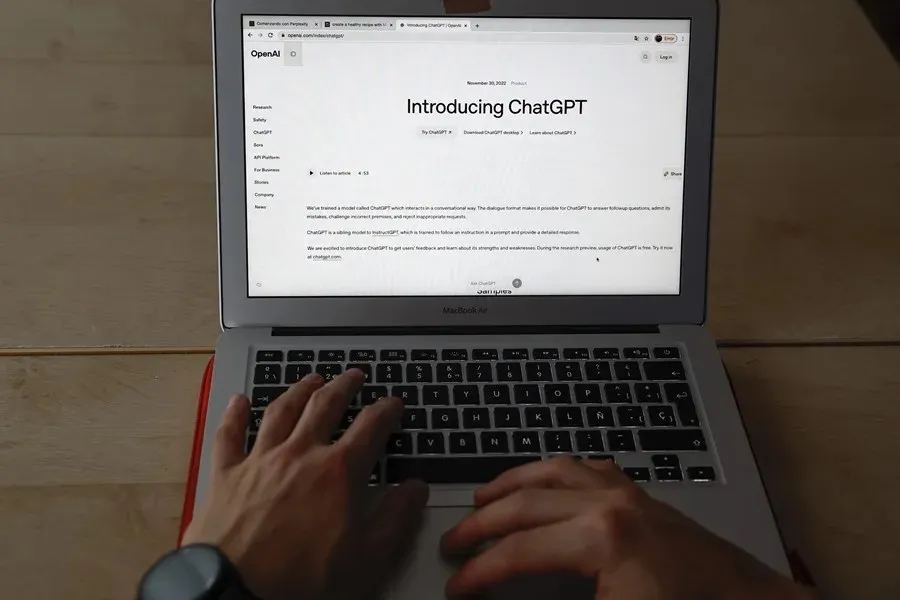 Una página de ChatGPT, chatbot de la empresa OpenAI|Foto: EFE/Ballesteros Críticas al nuevo modelo de ChatGPT por fallas, menos empatía y reacción negativa

