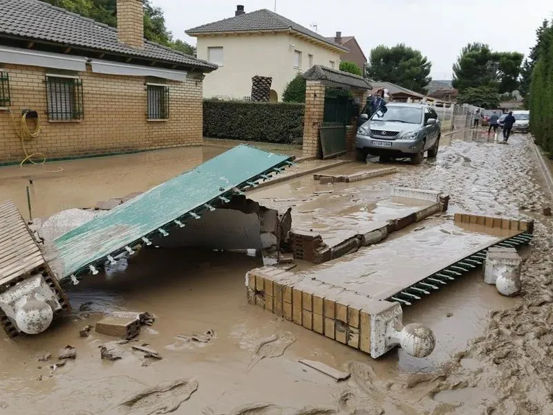 Inundaciones en una urbanización en Santa Fe en Zaragoza|Foto; EFE/Javier Cebollada Más de 120 incidentes por lluvias en Aragón