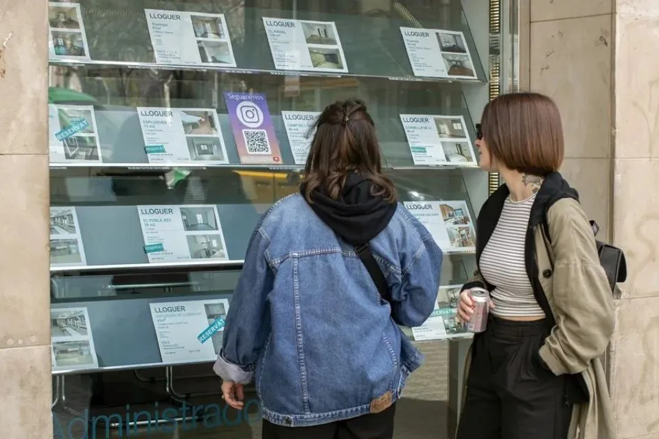 Dos personas observan la oferta de pisos de una oficina inmobiliaria de Barcelona|Foto: EFE/Marta Pérez España es el cuarto país de la UE donde más sube la vivienda 