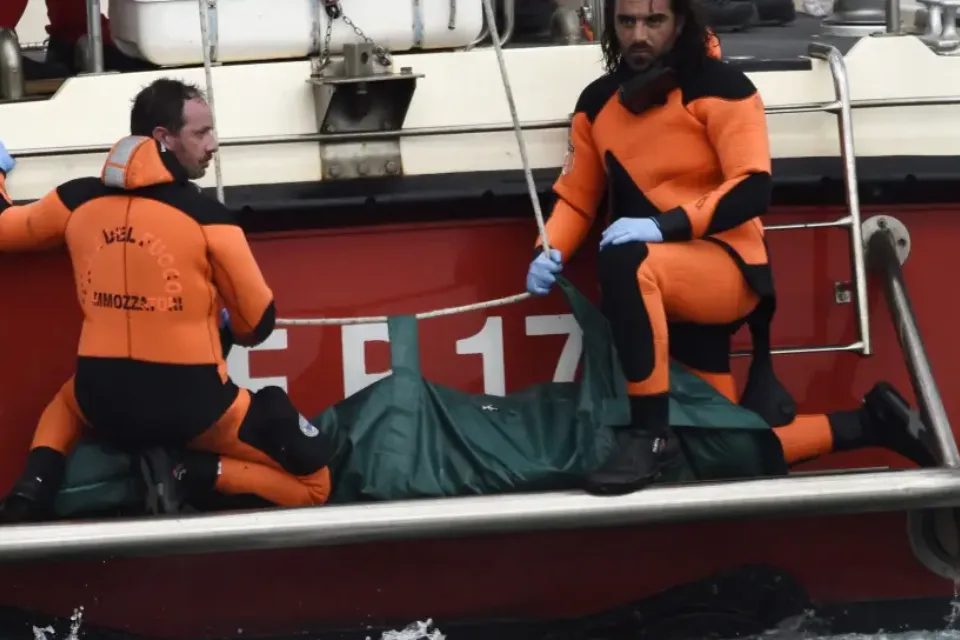  bomberos recuperan el cuerpo de uno de los desaparecidos en el naufragio en Sicilia Associated Press/LaPresse
