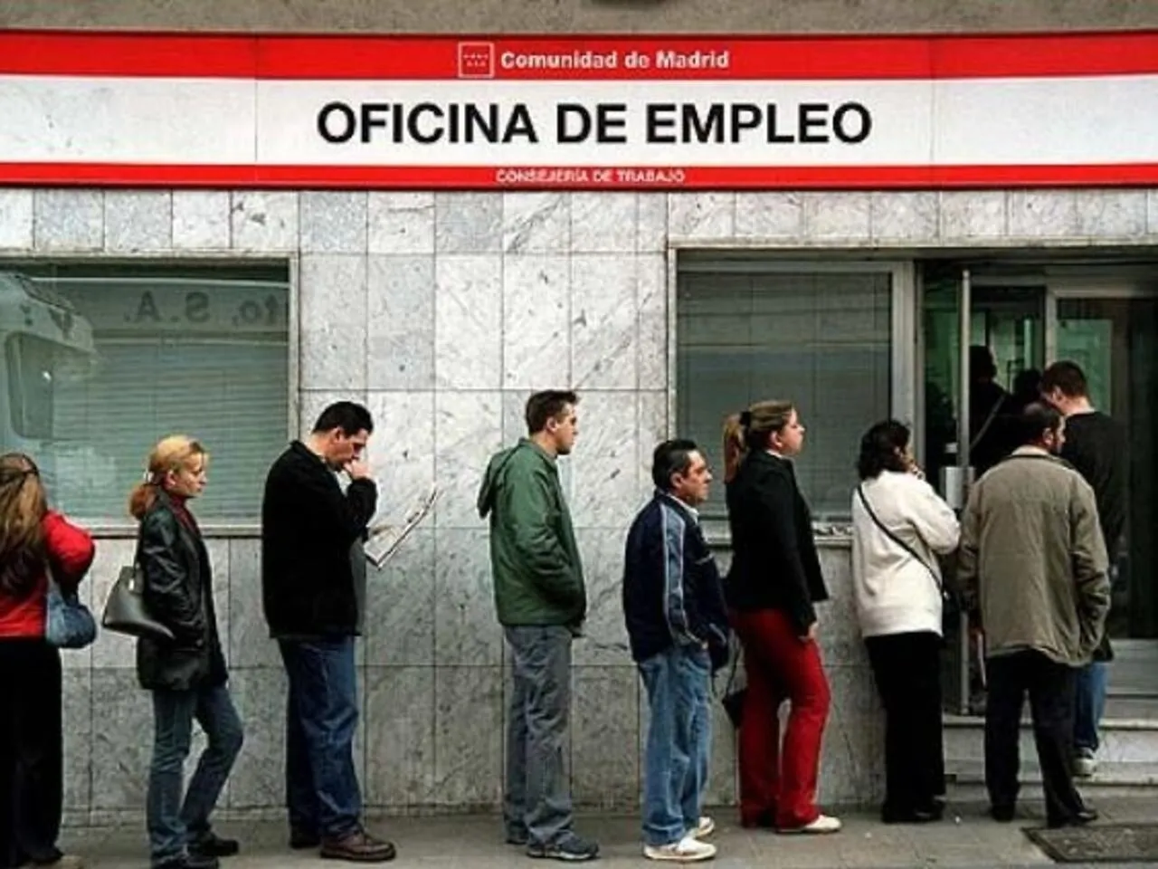 cola_desempleados_oficina_empleo