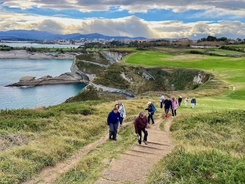 Acantilados, islotes y el mar Cantábrico en la Costa Quebrada|Foto: Nansa Natural