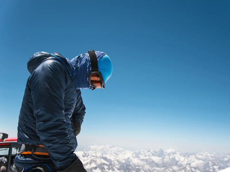 Un alpinista avanzando en la cumbre de una montaña de más de 8.000 metros