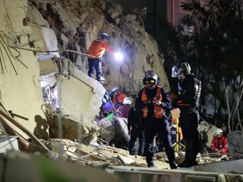 equipos-de-emergencia-trabajan-en-el-desescombro-de-un-edificio-colapsado-tras-el-terremoto|Foto: EFE 
