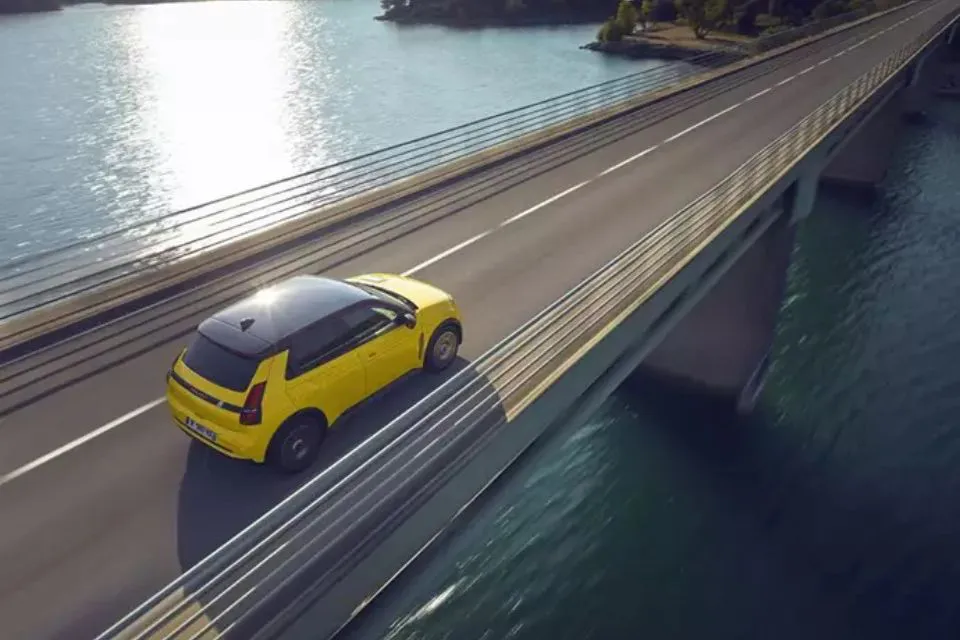 Renault 5 se convierte en el eléctrico más vendido en España en abril|Foto: Europa Press/Renault El Renault 5 se convierte en el eléctrico más vendido en abril en España

