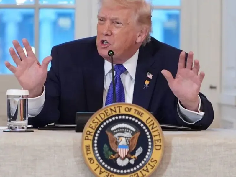 barriles-petroleo-brent-subida-precios-geopolitica-trump-venezuela-iran|Foto: 20minutos/Evan Vucci El Brent supera los 64 dólares tras el arancel del 25% impuesto por Trump a Irán, mientras Rusia se niega a ceder sus pozos en Venezuela

