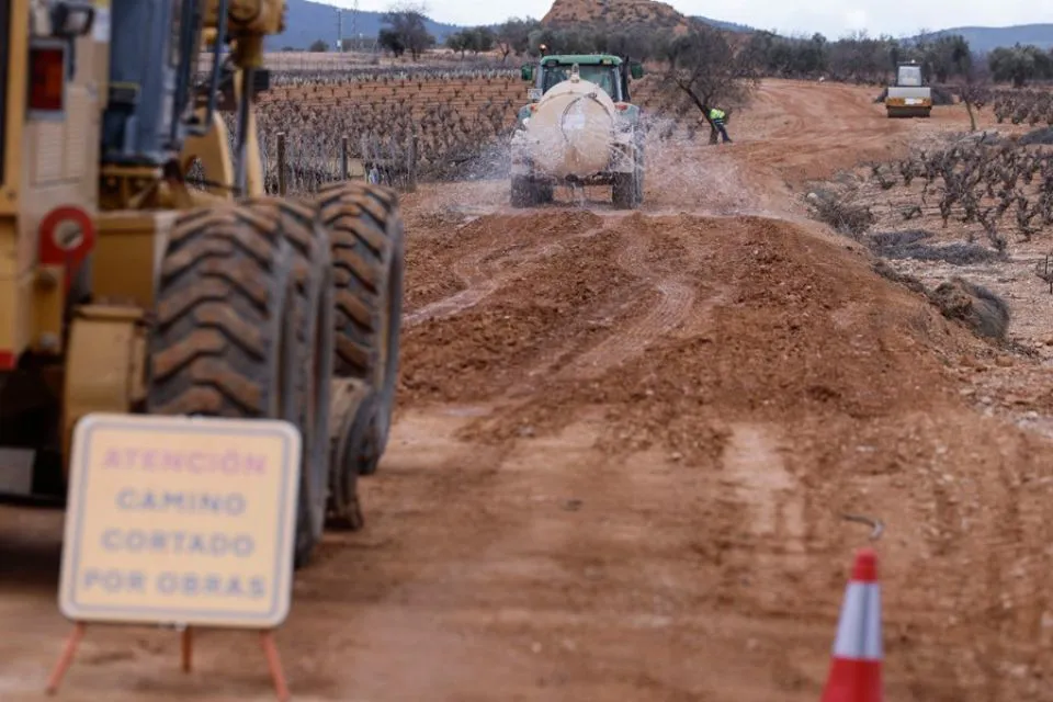 Obras en una zona afectada por la Dana|Foto: EFE Kai Forsterling La Comisión Europea aprueba una partida de €68 millones a los agricultores afectados por la Dana