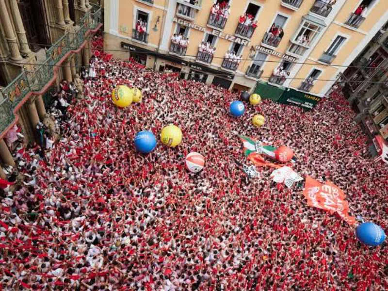 Multitud en Pamplona levantando pañuelos rojos durante el chupinazo de San Fermín|Foto: RTVE
