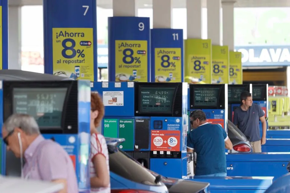 Varias personas echan gasolina en el Carrefour de Alcobendas, en Madrid. EFE/Emilio Naranjo