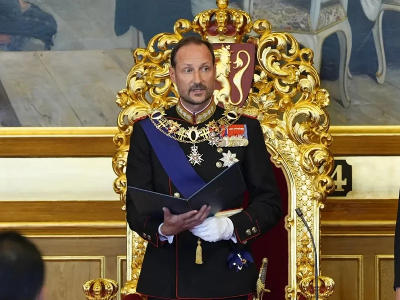 El rey Haakon VIII de Noruega durante la ceremonia de juramento constitucional|Foto: EFE