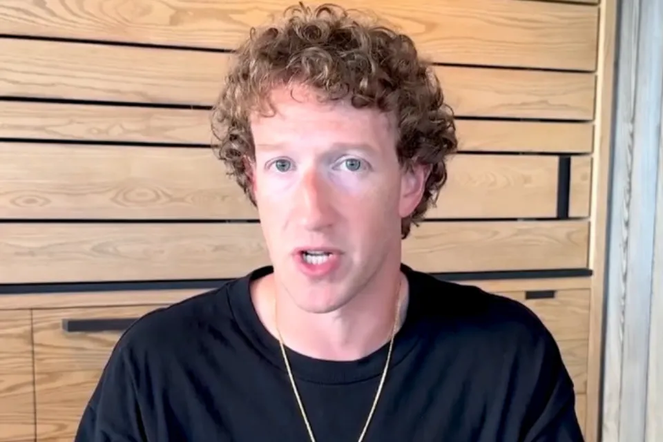 Mark Zuckerberg - captura de un vídeo de Facebook - Meta - Foto: Financial Times/Facebook  Mark Zuckerberg on his video post on Facebook. Meta said it would ‘take a more personalised approach to political content’ © Facebook