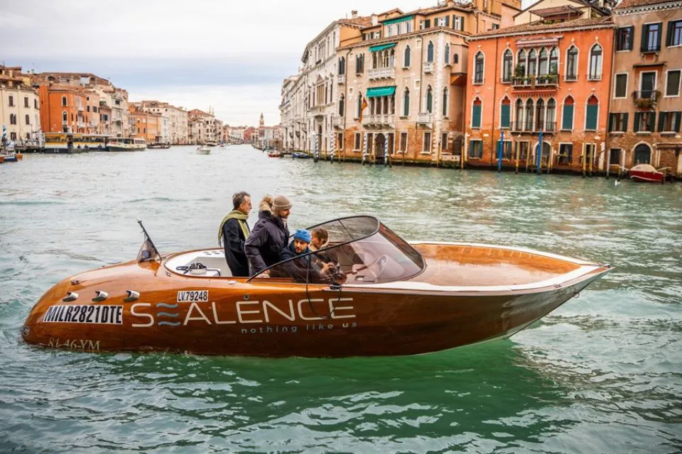 miles de lanchas y barcos que echan humo y hacen ruido recorren Venecia. Foto: EFE/Impronta