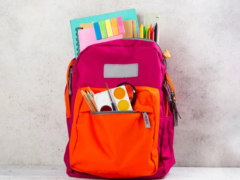 Mochila, libros y material escolar preparados para el inicio del curso académico