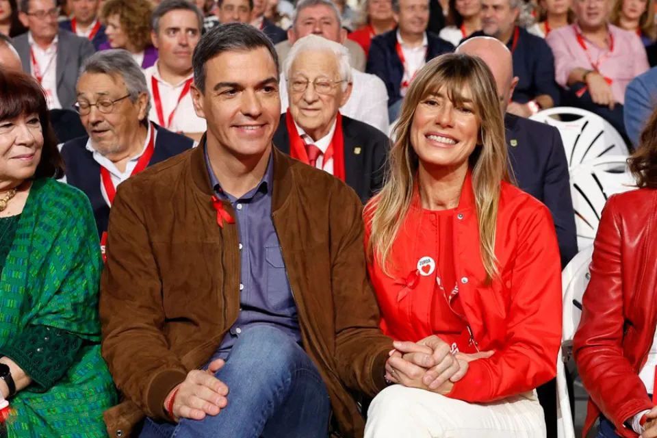 El presidente del Gobierno, Pedro Sánchez, y su esposa Begoña Gómez|Foto: EFE/Julio Muñoz La Justicia ordena investigar la actuación de Pedro Sánchez sobre los negocios de Begoña Gómez