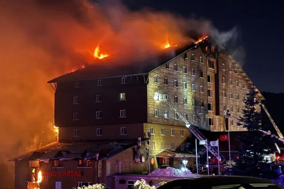 incendio en el hotel de una estación de esquí turca- Euronews/AP/IHA