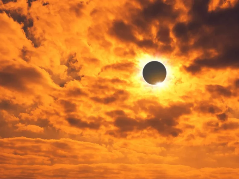 Silueta del sol eclipsado durante el atardecer sobre un horizonte despejado en Cataluña