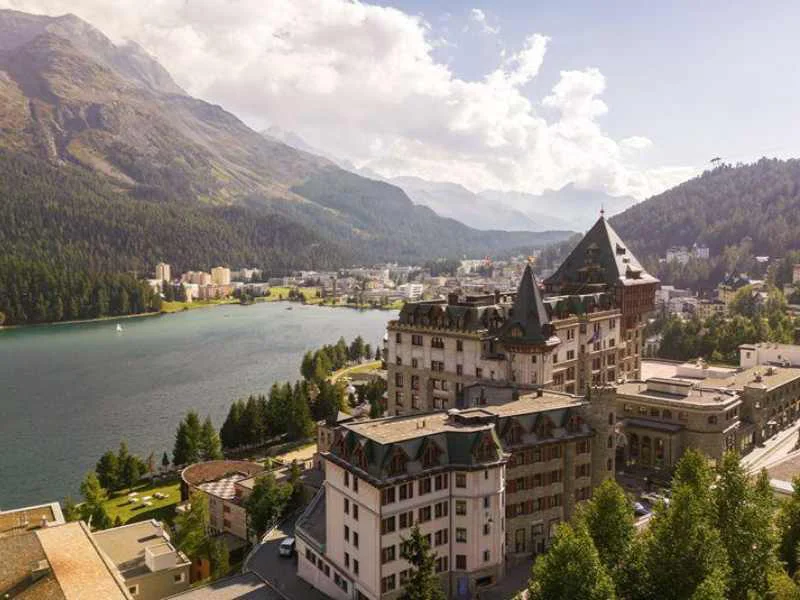 Vista exterior del Badrutt's Palace Hotel frente al lago de St. Moritz en los Alpes suizos|Foto: The Worlds 50 Best
