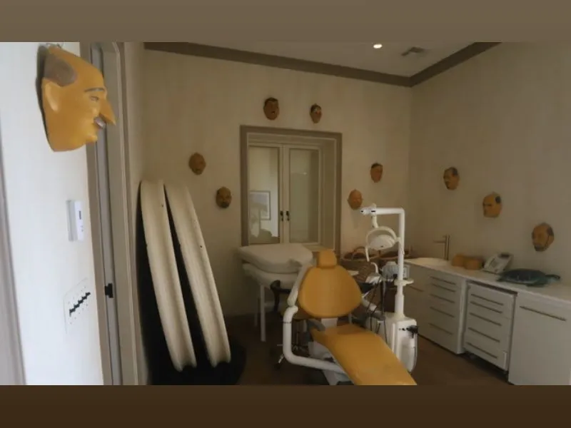 interior-isla-privada-epstein-silla-dentista-pizarra-mensajes|Foto: Independent en Español  La desclasificación de archivos visuales de Little St. James expone detalles perturbadores de la finca de Jeffrey Epstein, incluyendo mobiliario médico y pizarras con términos como "engaño"

