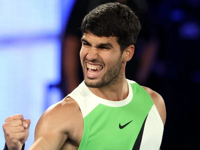 carlos-alcaraz-celebracion-semifinales-open-australia-rod-laver-arena|Foto: AS Carlos Alcaraz se clasifica para las semifinales del Open de Australia tras vencer a De Miñaur. Análisis de sus claves tácticas y el duelo ante Zverev
