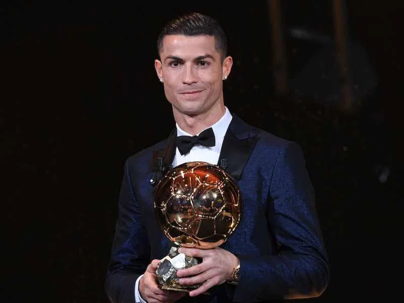 Cristiano Ronaldo posando con el trofeo del Balón de Oro en una gala internacional|Foto: AFP