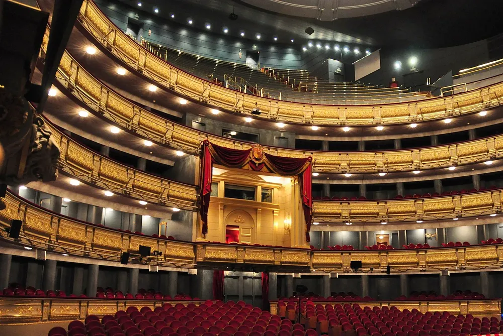 Vista de la sala principal del Teatro Real. Foto: Wikimedia Commons El Teatro Real recibe el International Opera Award 2025 por su eficiencia energética y su compromiso para reducir la huella de carbono.