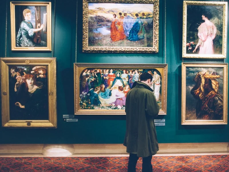 persona-visitando-museo-de-arte-analisis-epigenetico-adn