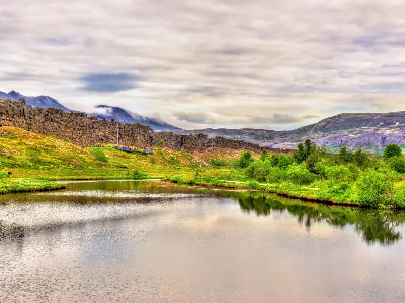 parque-nacional-de-thingvellir-con-aguas-cristalinas-y-montanas-volcanicas-al-fondo