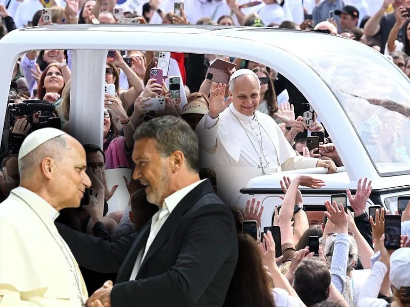 papa-leon-xiv-espana-papamovil-antonio-banderas
