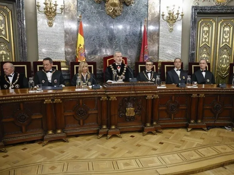 Felipe VI junto a Álvaro García Ortiz y la presidenta del Tribunal Supremo y el CGPJ, Isabel Perelló|Foto: EFE/Chema Moy Tensión institucional: Sánchez recibe a García Ortiz mientras Consejo General del Poder Judicial censura ataques contra jueces   