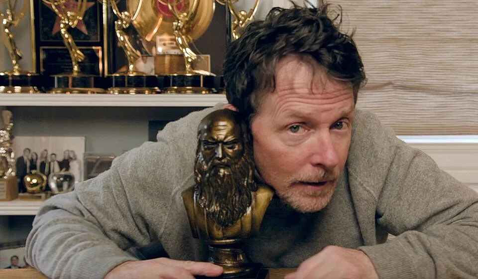 Michael J. Fox en con su premio del Festival Internacional de Cine DaVinci|Foto: www.davincifilmfestival.com  El icónico actor de Hollywood, Michael J. Fox, conocido por su lucha contra el Parkinson, se une a la tercera temporada de una aclamada serie de Apple TV+ en un papel que promete conmover a la audiencia. 