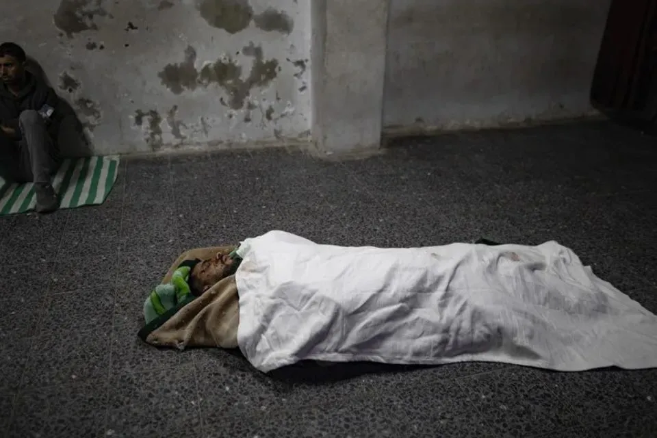 El cuerpo del portavoz de Hamás, Abdul Latif al-Qanou, en la ciudad de Gaza|Foto: EFE/EPA/Haitham Imad Israel mata al portavoz de Hamás en un ataque aéreo en el norte de Gaza