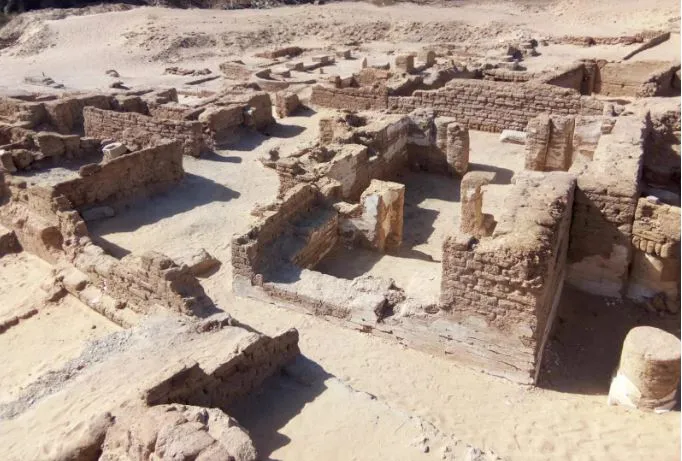 Ciudad antigua desenterrada en Ain al-Kharab, Egipto|Foto: Ministerio de Turismo y Antigüedades de Egipto El hallazgo, de la Antigua Ciudad Copta que incluye iglesias, viviendas y un impactante fresco de Jesucristo, arroja nueva luz sobre la transición del paganismo al cristianismo en el corazón del desierto egipcio.