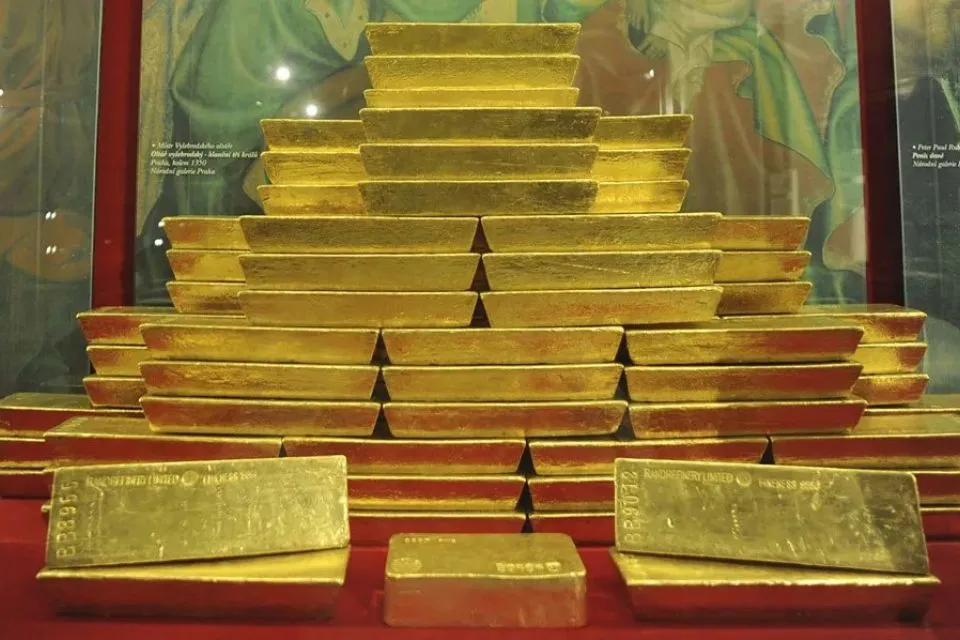 El oro sigue en máximos históricos|Foto: EFE/Filip Singer El oro sigue en máximos históricos tras superar los 3.045 dólares por onza