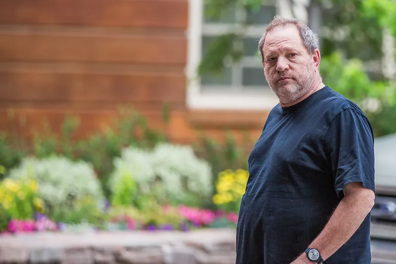 Harvey Weinstein|Foto: Flickr / Thomas Hawk  Harvey Weinstein enfrenta un nuevo juicio por violación en Nueva York tras anularse su condena de 2020. La Fiscalía lo acusa de ser un 