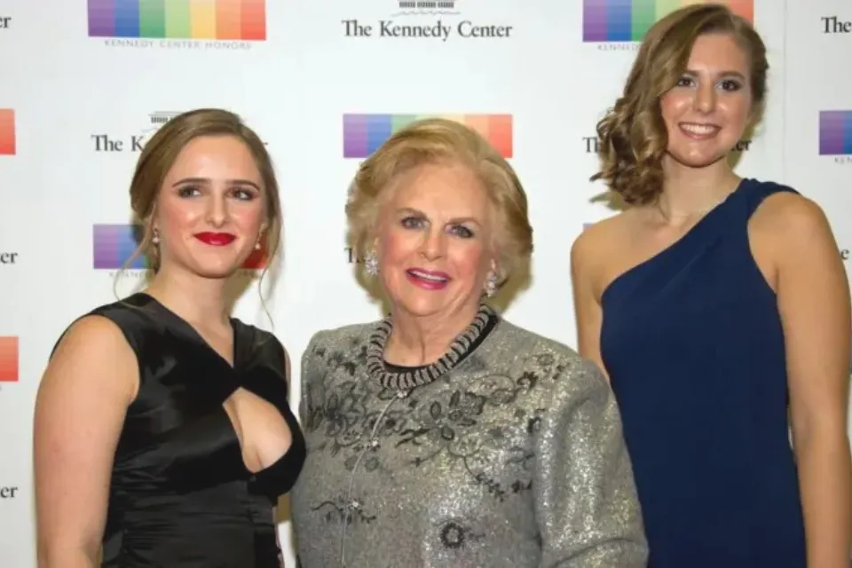 Jacqueline Mars (en el centro) y sus nietas, Graysen Airth y Katherine Burgstahler Foto: BBC Mundo/Getty Images