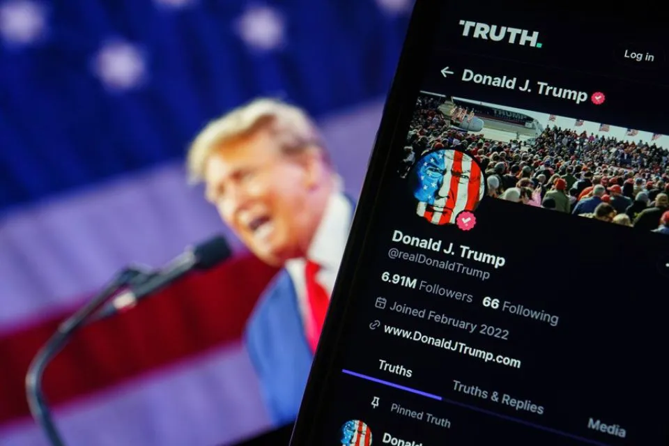 Donald Trump - Truth Social - Estados Unidos - Foto: EFE/EPA/Will Oliver cuenta de Donald Trump en la plataforma de redes sociales Truth Social mostrada en un teléfono móvil en Washington, DC, EEUU Foto: EFE/EPA/Will Oliver