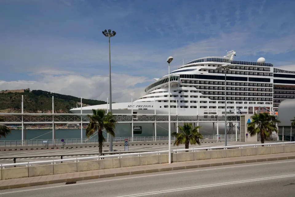 Detenidos los responsables de facilitar visados falsos a 69 bolivianos que viajaron en crucero a Barcelona  Detenidos los responsables de facilitar visados falsos a 69 bolivianos que viajaron en crucero a Barcelona y fueron deportados 