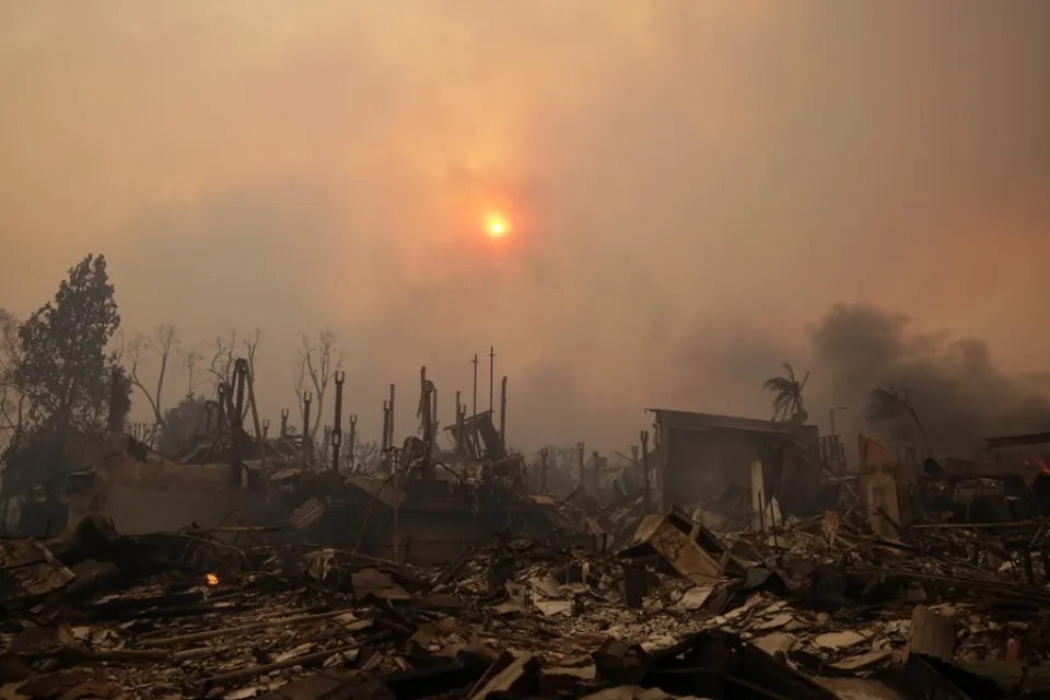 El sol brilla a través del humo sobre las ruinas de las casas del incendio forestal.Los Angeles EFE/EPA/Allison Cena