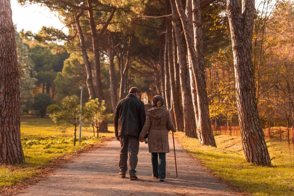 Dos personas caminan - adulto mayor - pensiones