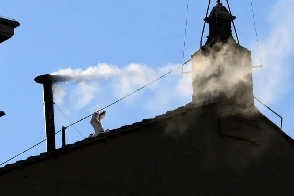 Humo blanco sale de la chimenea de la Capilla Sixtina, elegido nuevo Papa|Foto: EFE/EPA/Ettore Ferrari Fumata blanca: el cónclave ha elegido un nuevo Papa

